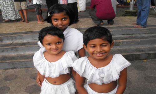 Zdjecie SRI LANKA / Sri Lanka Kalutara / Dziedziniec świątyni w Kalutarze / dziecięca radość z Kalutary