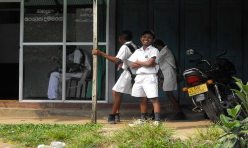 Zdjecie SRI LANKA / Matugama / rodkowa Sri Lanka / uczniowie z Matugamy