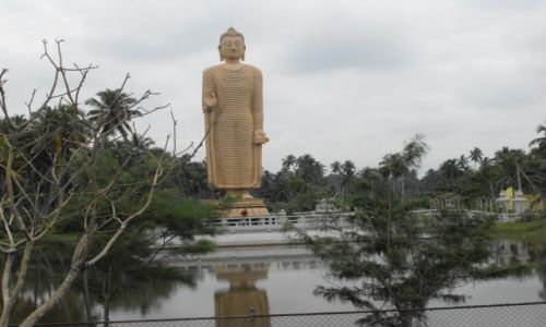 Zdjęcie SRI LANKA / Hikkudawa / płd.zach Sri Lanka / pomnik ku czci miejscowych ofiar Tsunami z 2004 r