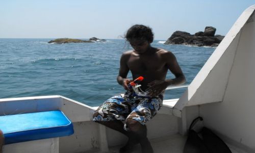 Zdjęcie SRI LANKA / Beruwela / na oceanie / tubylec będzie sobie nurkował