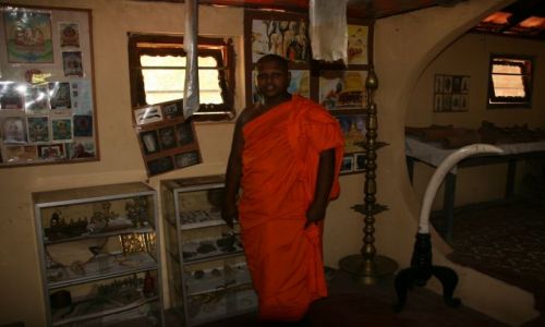 Zdjęcie SRI LANKA / Okolice Wellawaya / Buduruwagala / W muzeum klasztornym