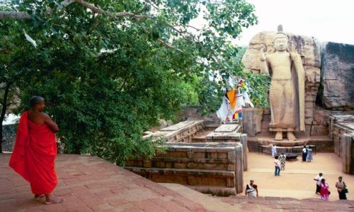 Zdjęcie SRI LANKA / brak / Sri Lanka  / Aukana / Stojący Budda