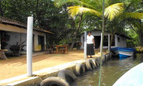Zdjęcie SRI LANKA / Bentota / wysepka na rozlewisku / ona na swojej