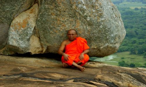 SRI LANKA / Anuradhapura / Anuradhapura / Mnich 