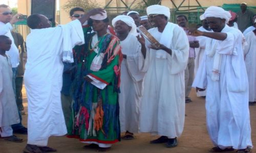 Zdjęcie SUDAN / AFRYKA / CHARTUM - DERWISZ ROZPOCZYNAJACY TANIEC  / SUDAN - MARSZ DERWISZOW W STOLICY CHARTUM