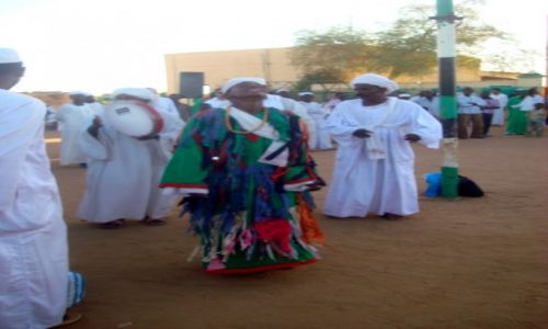 Zdjecie SUDAN / AFRYKA / CHARTUM - DERWISZ W TRANSIE TANCZY WOKOL MECZETU / SUDAN - MARSZ DERWISZOW W STOLICY CHARTUM