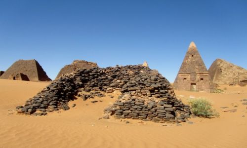 Zdjcie SUDAN / AFRYKA / MEROE / MEROE - KROLEWSKA NEKROPOLIA W SUDANIE
