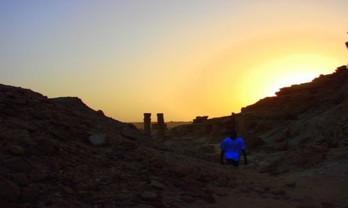 SUDAN / Karima / Karima / Ruiny  wieczorem