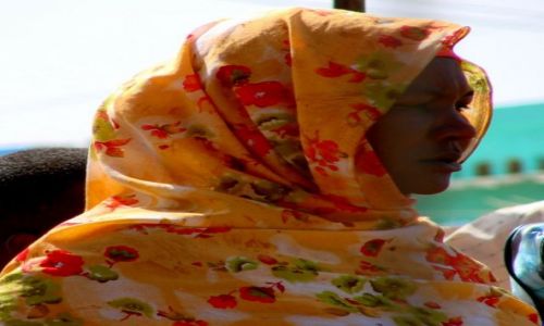 SUDAN / Dongala / Dongala / Kolorowo  na  gowie 