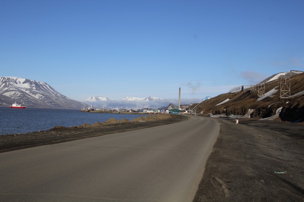 Zdjęcia: Longyearbyen, Spitsbergen, Longyearbyen widok od strony lotniska, SVALBARD Zdjęcia: Longyearbyen, Spitsbergen, Longyearbyen widok od strony lotniska, SVALBARD