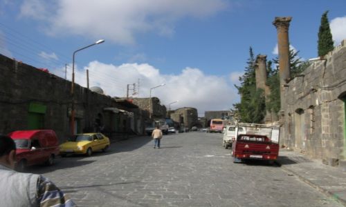 Zdjęcie SYRIA / - / Bosra - okolice  / Zamieszkana ulica z IV w.
