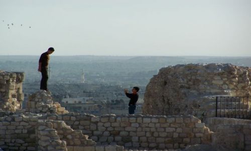 Zdjcie SYRIA / pn. Syria / Aleppo / W ruinach Cytadeli Aleppo