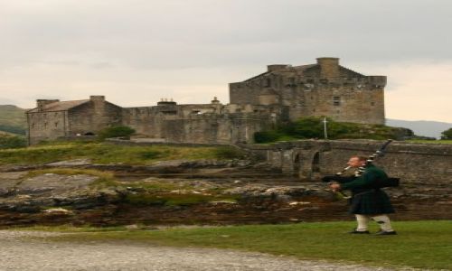 Zdjecie SZKOCJA / Highland's / Tu przed mostem na wysp Skye / Eilean Donan Castle