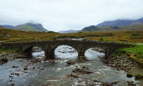 Zdjcie SZKOCJA / Wyspa Skye / Sligachan. / Stary kamienny most z przepikn panoram