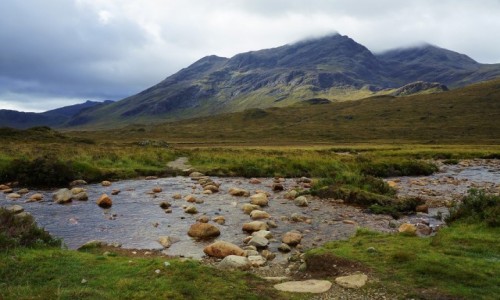 Zdjecie SZKOCJA / Wyspa Skye / Gry Quiraing / Po kamieniach