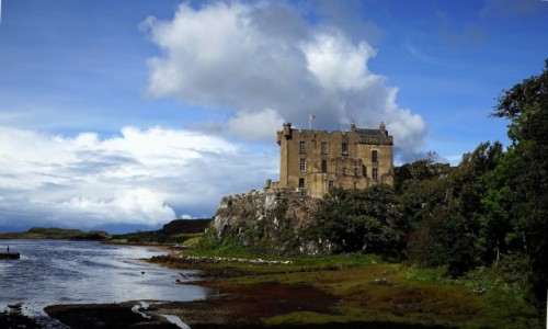 Zdjcie SZKOCJA / Wyspa Skye / Loch Dunvegan / Zamek nieco z boku