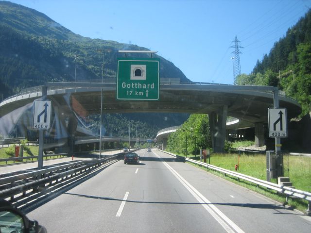 Zdjęcia: Wjazd do tunelu, Uri/Ticino, Pass Sankt-Gotthard/Passo Santo Gottardo, SZWAJCARIA Zdjęcia: Wjazd do tunelu, Uri/Ticino, Pass Sankt-Gotthard/Passo Santo Gottardo, SZWAJCARIA