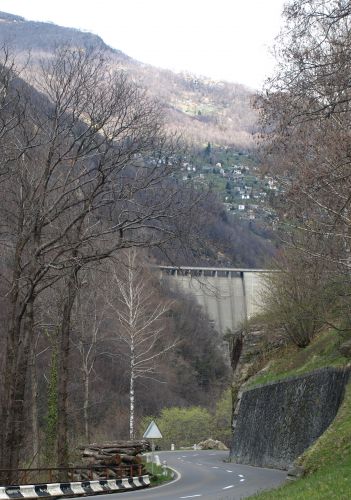 Zdjęcia: tama, Verzasca, a za zakrętem..., SZWAJCARIA Zdjęcia: tama, Verzasca, a za zakrętem..., SZWAJCARIA