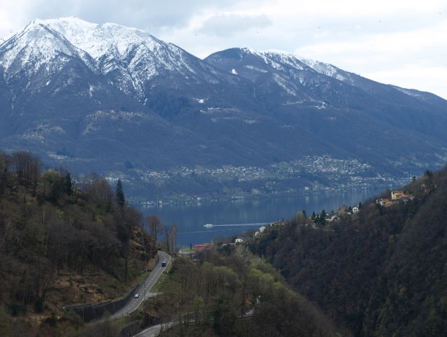 Zdjęcia: tama, Verzasca, z tamy na Logo Maggiore, SZWAJCARIA Zdjęcia: tama, Verzasca, z tamy na Logo Maggiore, SZWAJCARIA