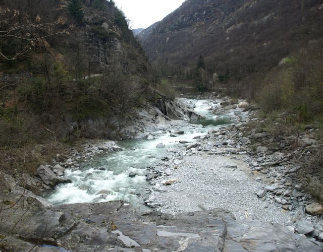 Zdjęcia: pomiędzy górkami, Vallemaggia, płynie sobie strumyk, SZWAJCARIA Zdjęcia: pomiędzy górkami, Vallemaggia, płynie sobie strumyk, SZWAJCARIA