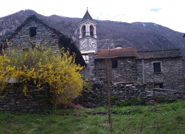 Zdjęcia: pomiędzy górkami, Vallemaggia, jeszcze troszkę domków , SZWAJCARIA Zdjęcia: pomiędzy górkami, Vallemaggia, jeszcze troszkę domków , SZWAJCARIA