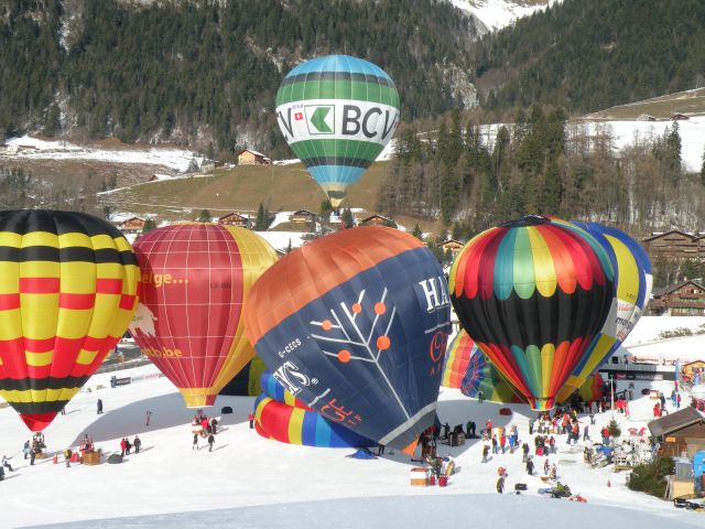 Zdjęcia: Château d'Oex, Kanton Vaud, Festiwal Balonowy w Château d'Oex, SZWAJCARIA Zdjęcia: Château d'Oex, Kanton Vaud, Festiwal Balonowy w Château d'Oex, SZWAJCARIA
