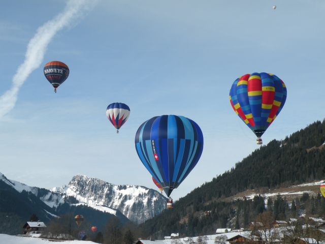 Zdjęcia: Château d'Oex, Kanton Vaud, Festiwal Balonowy w Château d'Oex, SZWAJCARIA Zdjęcia: Château d'Oex, Kanton Vaud, Festiwal Balonowy w Château d'Oex, SZWAJCARIA
