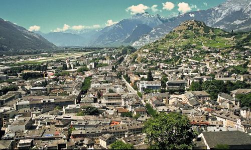 Zdjecie SZWAJCARIA / Stolica  kantonu Valais / Sion / W oddali port lotniczy 
