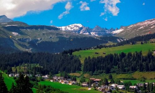 Zdjecie SZWAJCARIA / - / Flims / Miasteczko i gry w tle