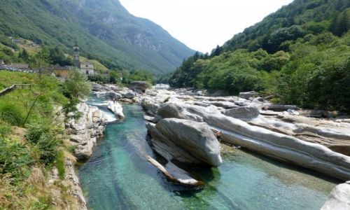 Zdjcie SZWAJCARIA / - / Lavertezzo / rzeka Verzasca w Lavertezzo