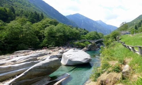 Zdjcie SZWAJCARIA / - / Lavertezzo / Ponte dei Salti nad rzek Verezasca