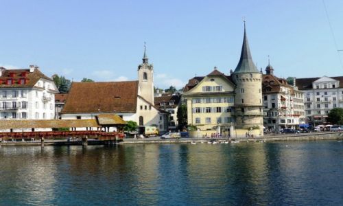 Zdjęcie SZWAJCARIA / Lucerna / nad rzeką  Reuss / widok z drugiego brzegu  Rzeki Reuss