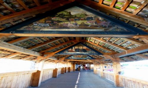 Zdjęcie SZWAJCARIA / Lucerna / nad rzeką  Reuss / wnętrze mostu Kapellbrucke z 1333 roku