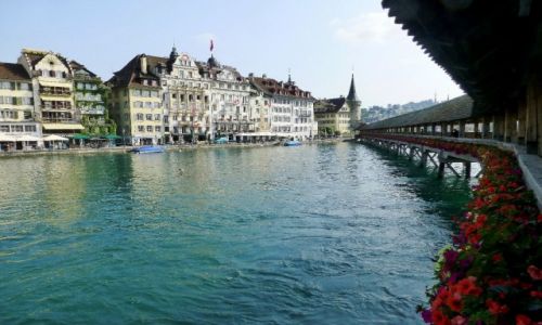 Zdjecie SZWAJCARIA / Lucerna / nad rzek  Reuss / widok z Kapellbrucke na starwk