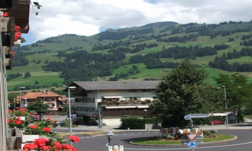 Zdjcie SZWAJCARIA / kanton Berno / Zweisimmen / Widok z okna hotelu „Residence”