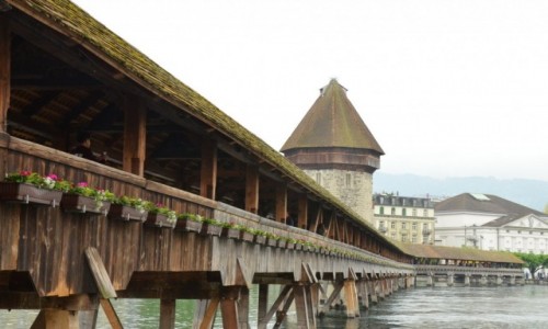Zdjcie SZWAJCARIA / kanton Lucerna / na brzegu jeziora Czterech Kantonw / Most przy Kaplicy, Kapellbrucke z 1333 roku