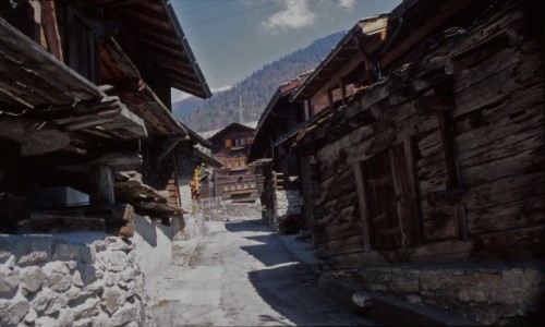Zdjecie SZWAJCARIA / Alpy w Szwajcarii / Alpy / drewniane tradycyjne szwajcarskie domy w Alpach