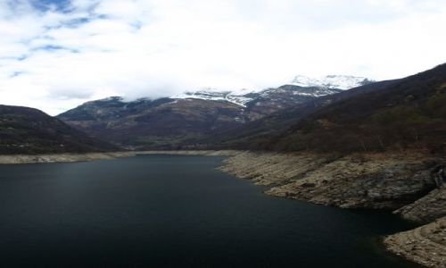 Zdjcie SZWAJCARIA / Verzasca / tama /  a na prawo ...