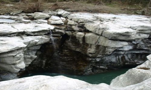 Zdjęcie SZWAJCARIA / Vallemaggia / pomiędzy górkami / dodatkowe zasilanie