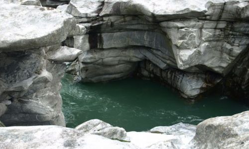 Zdjecie SZWAJCARIA / Vallemaggia / pomidzy grkami / strome te brzegi....