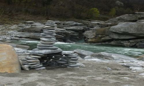 Zdjecie SZWAJCARIA / Vallemaggia / pomidzy grkami / mae budowle z 