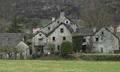 Zdjecie SZWAJCARIA / Vallemaggia / pomidzy grkami / troch wicej budowli z kamykw