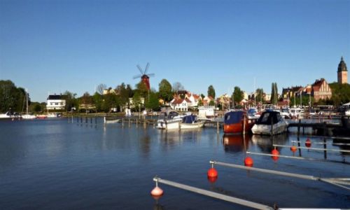 Zdjcie SZWECJA / Sodermanland / Strangnas / Przysta z wiatrakiem