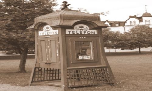 Zdjcie SZWECJA / poudniowa Szwecja / Mariefred / budka telefoniczna