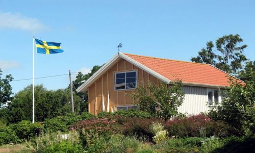 Zdjecie SZWECJA / brak / Senoren / Szwedzki dom z flagą