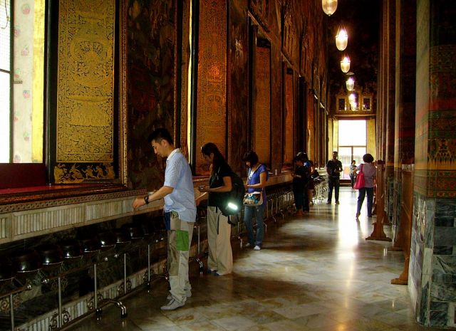 Zdjęcia: zespół świątynny, Bangkok, inny sposób modlitwy, TAJLANDIA Zdjęcia: zespół świątynny, Bangkok, inny sposób modlitwy, TAJLANDIA