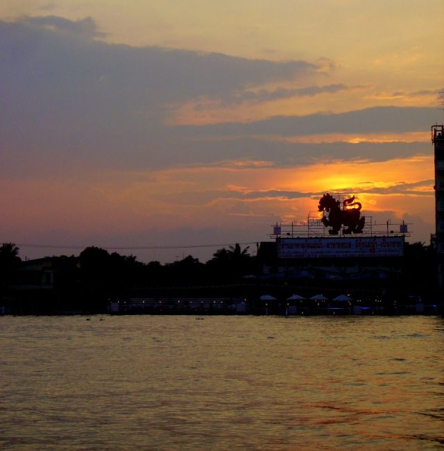 Zdjęcia: na rzece Chao Praya, Bangkok, zachód słońca nad rzeką Chao Praya, TAJLANDIA Zdjęcia: na rzece Chao Praya, Bangkok, zachód słońca nad rzeką Chao Praya, TAJLANDIA