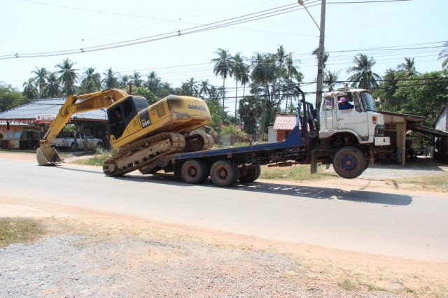 Zdj cia: Koh Lanta, Koh Lanta, Koparka "schodzca" z ciarwki :), TAJLANDIA