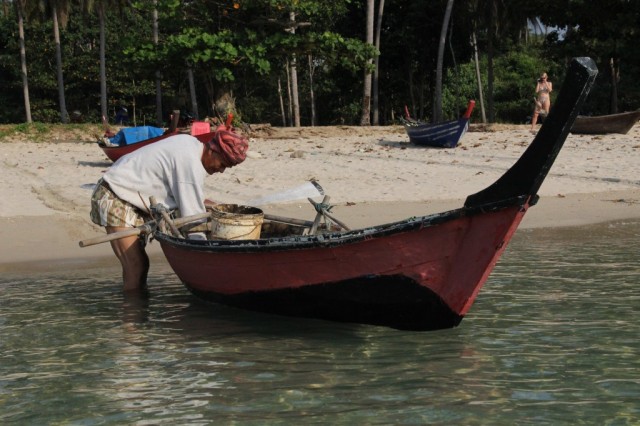 Zdj cia: Koh Lanta, Koh Lanta, Lokalny rybak wyrusza na wieczorny pow, TAJLANDIA