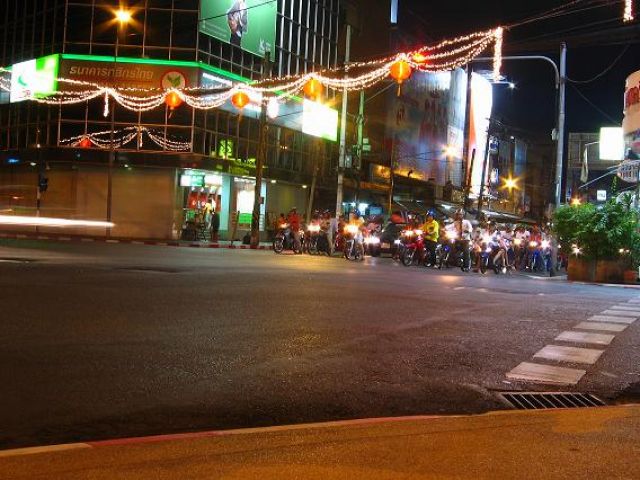 Zdjęcia: Hat Yai, Hat Yai, W oczekiwaniu na zielone światło, TAJLANDIA Zdjęcia: Hat Yai, Hat Yai, W oczekiwaniu na zielone światło, TAJLANDIA